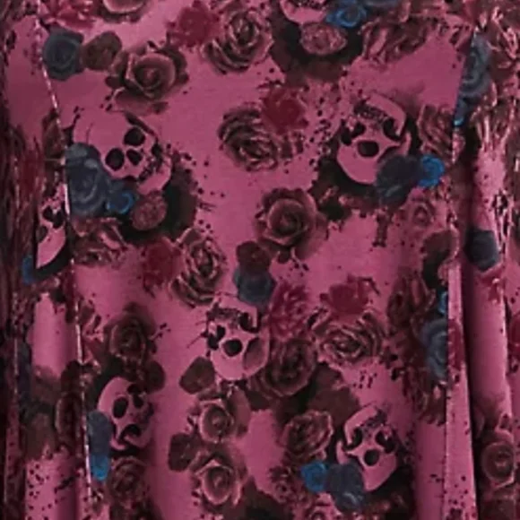 🆕️☠️SKULL / ROSES FIT AND FLARE TOP☠️ - Picture 2 of 6